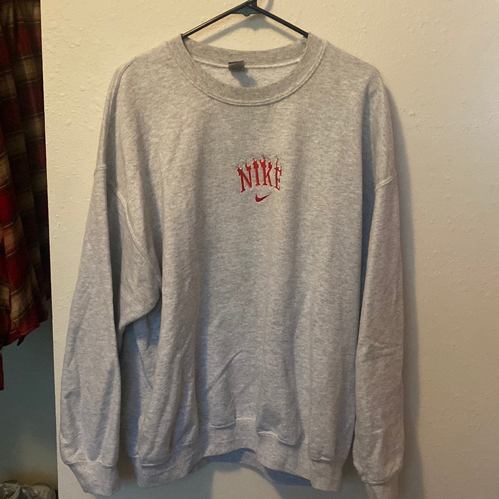 Gildan Crewneck with Nike patch